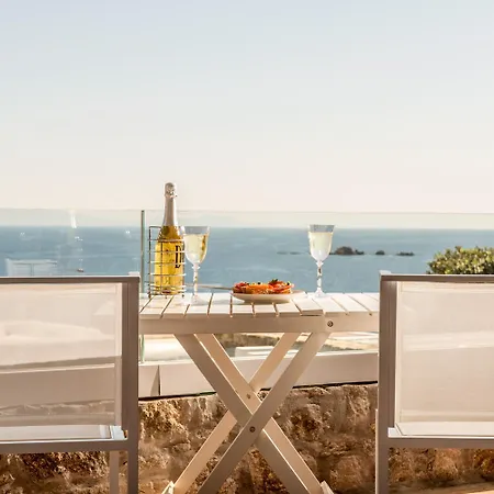 Beachfront House 50m From The Villa